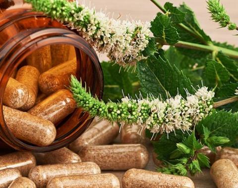 Cápsulas de hierbas medicinales