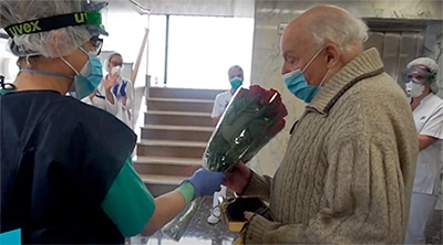 Acomiadem emocionats en Mario, que és l'alta número 100 de pacients de la COVID-19
