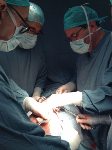 Dr. Delgado i equip al quiròfan de la Clínica del Remei